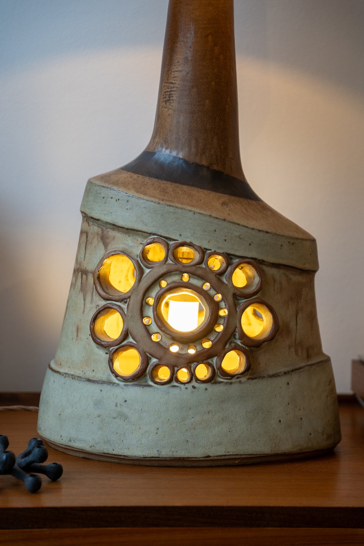 Brutalist, double bulb design Pottery Lamp by Shelf Pottery, Halifax (1970s) UK