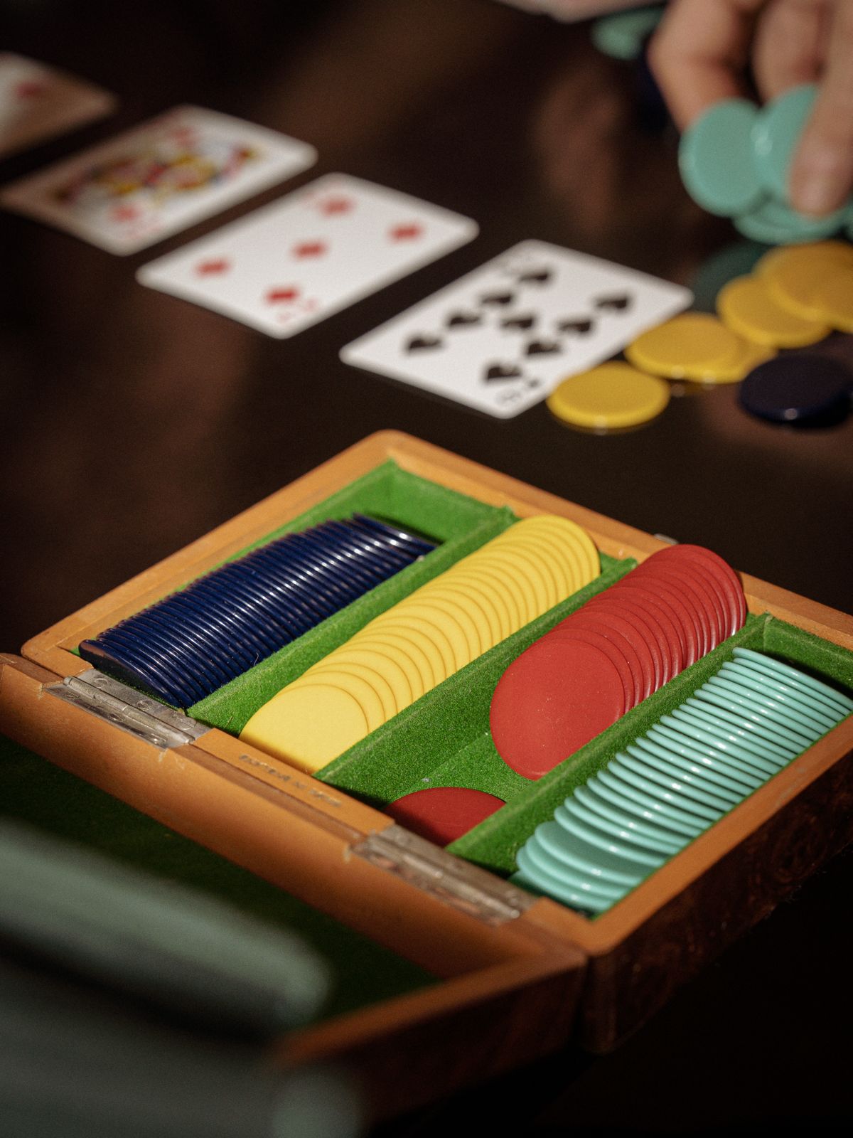 Vintage Gaming/Poker Chips Set in Burr Wood Veneer Box (1960s) UK