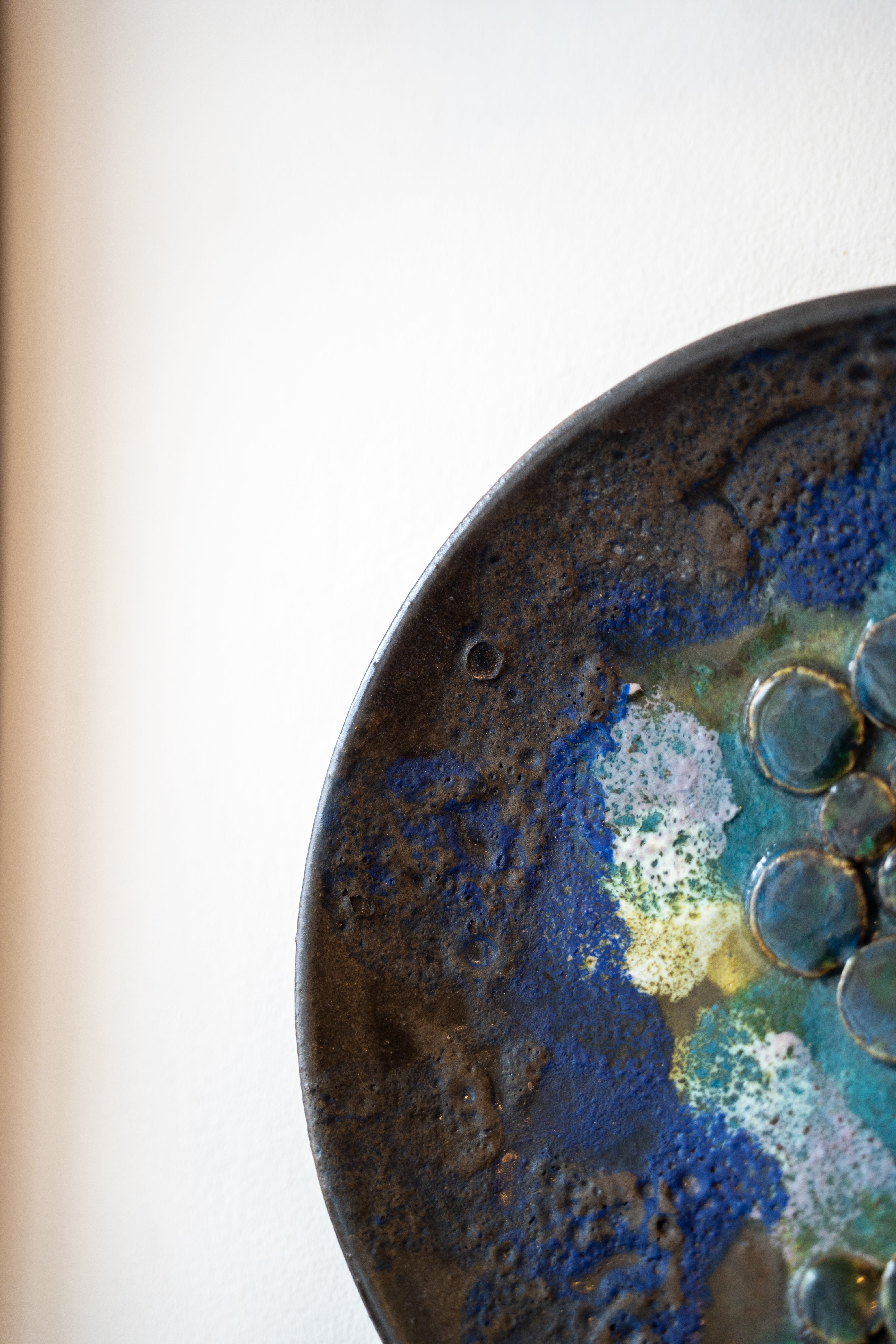Ruscha Keramic Fat Lava Wall Plate, West German (1960s) – a fold