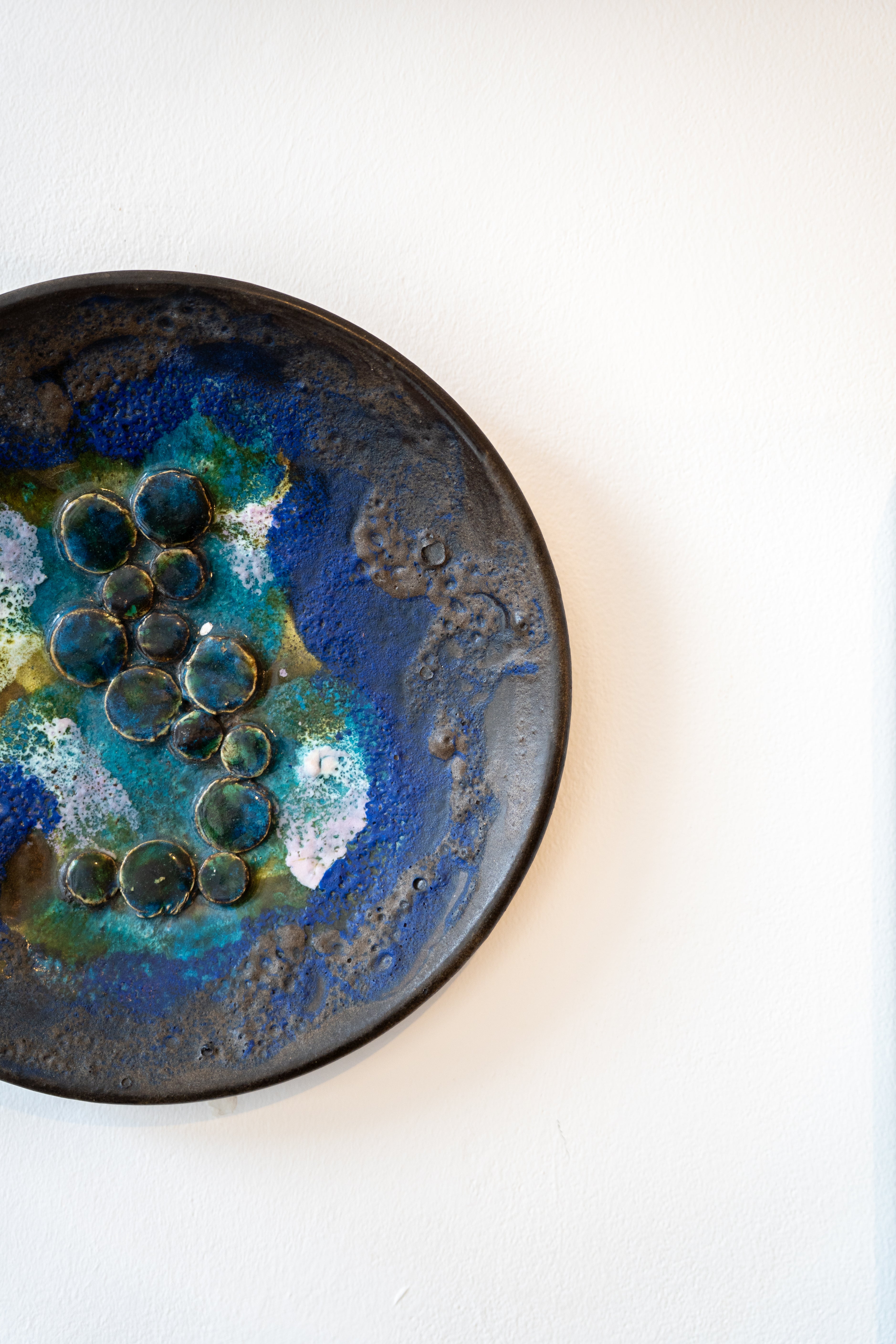 Ruscha Keramic Fat Lava Wall Plate, West German (1960s) – a fold