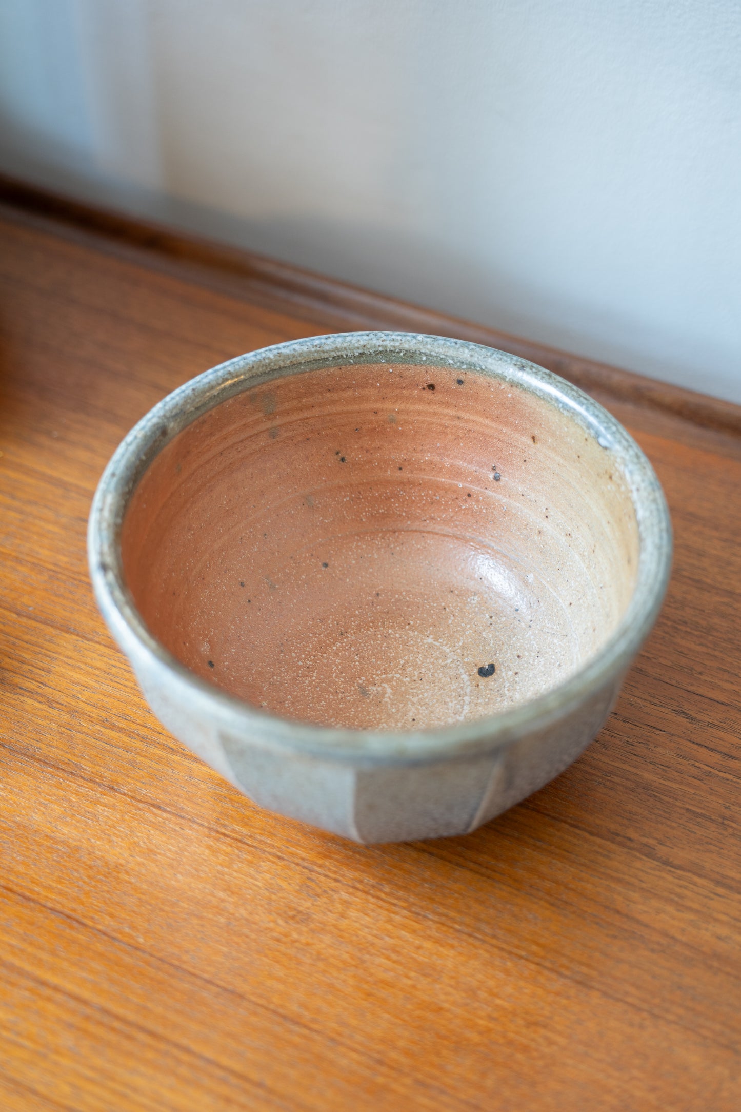 Light Blue Faceted Stoneware Bowl, by Mike Dodd for Wellrash Pottery (1970s)