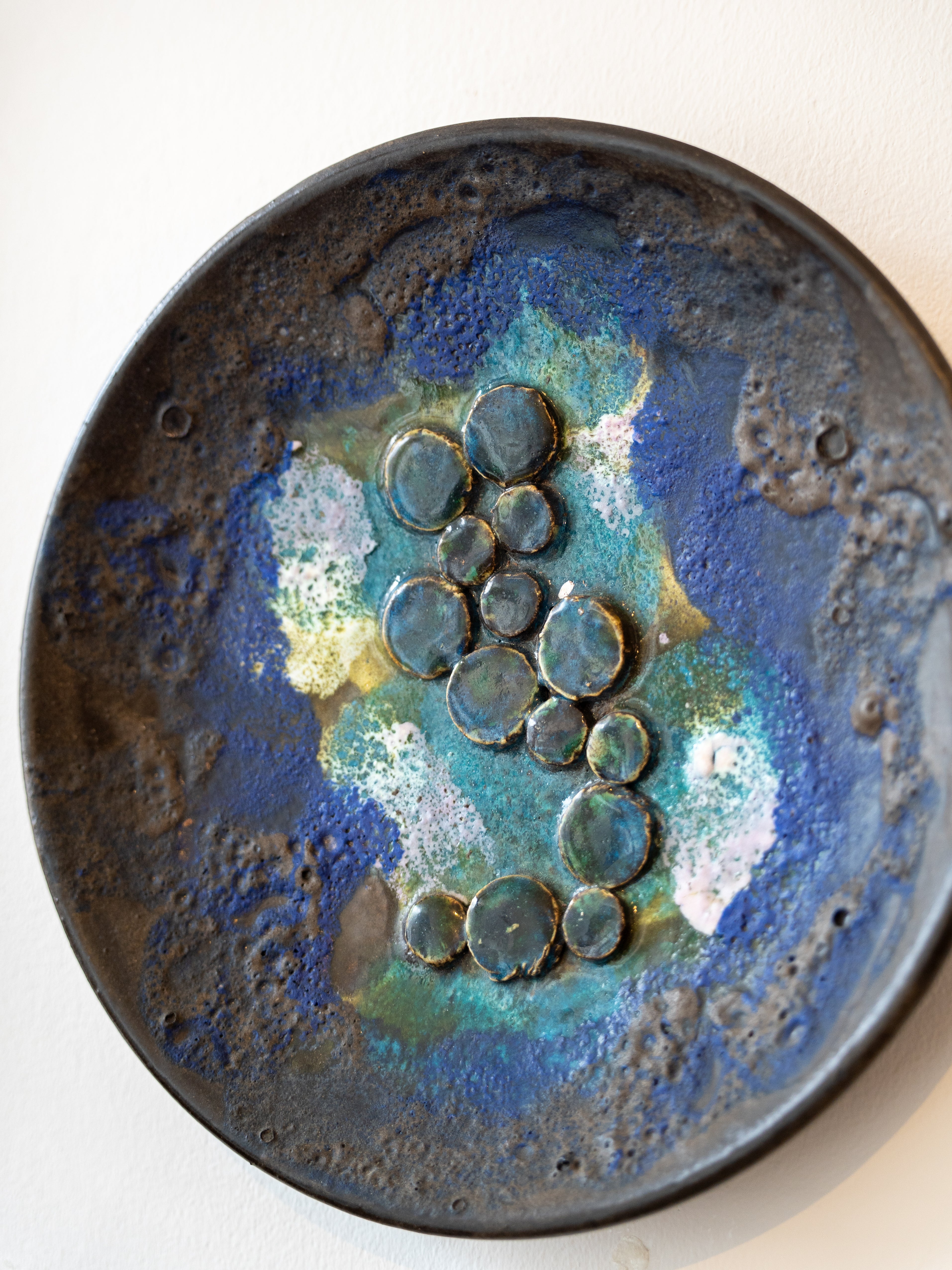 RuschaのFat Lava Ruscha Keramic Fat Lava Wall Plate, West German (1960s) – a fold