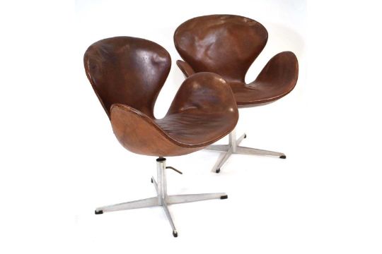 Pair of early swan chairs by Arne Jacobsen for Fritz Hansen (1958-1962)