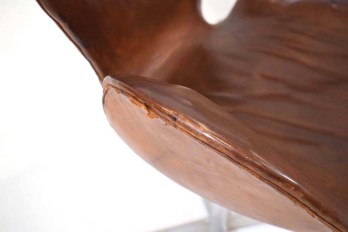 Pair of early swan chairs by Arne Jacobsen for Fritz Hansen (1958-1962)